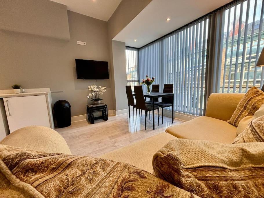 Teds Apartments-Town Centre-Apt2 แบล็คพูล ภายนอก รูปภาพ