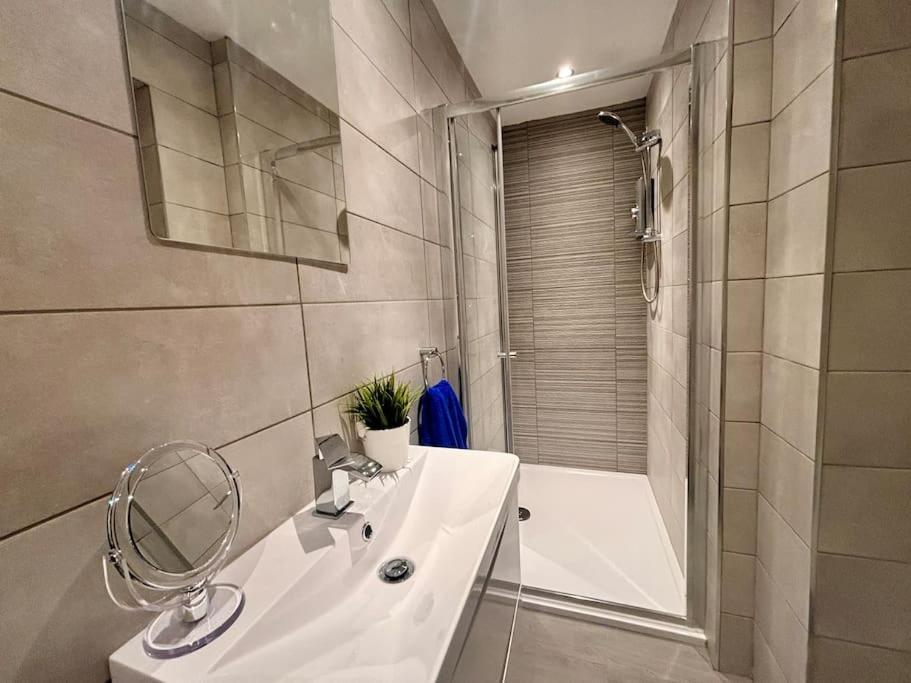 Teds Apartments-Town Centre-Apt2 แบล็คพูล ภายนอก รูปภาพ